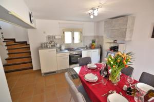 Kuchyňa alebo kuchynka v ubytovaní Villa Ela Ferienappartements