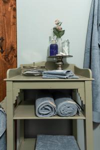 una mesa con toallas encima en B&B Bed en Omelet, en Wagenberg