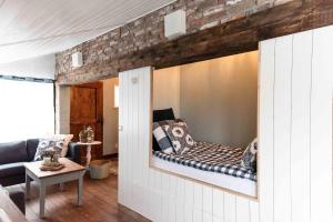 ein Wohnzimmer mit einem Bett in einer Wand in der Unterkunft B&B Bed en Omelet in Wagenberg