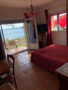 um quarto com uma cama e vista para o oceano em Hotel Martinengo em Sainte-Maxime