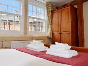 Una habitación con una cama con toallas blancas. en Lady Jane Grey, en Winchcombe 12 fotos más