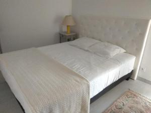 Łóżko lub łóżka w pokoju w obiekcie Les Toits du Prado