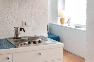 y cocina con fogones y hervidor de agua. en Dimora Talenti Guest House, en Polignano a Mare