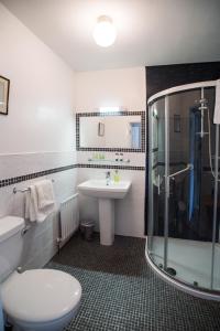 Koupelna v ubytování Sharamore House B&B