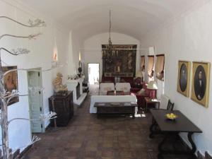 een grote woonkamer met een bed en een bank bij Cortijo El Triguero N-398 Ctra Carmona – El Viso del Alcor Km 18 in Carmona