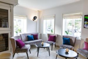 a living room with purple and blue pillows at Appartementhaus Lüüvhoog in Keitum