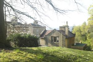 Imagen de la galería de Entire Victorian Lodge in a privately gated estate with secure parking for two cars and a newly refurbished bathroom, en Bath