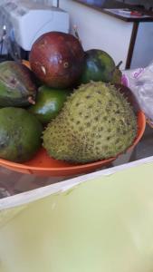 un tazón de frutas con peras andenes sobre una mesa en Meridienne Creole, en Sainte-Anne