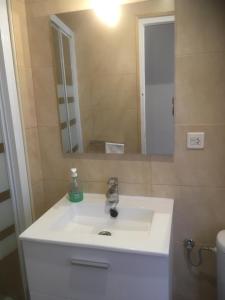 y baño con lavabo blanco y espejo. en Cerdanya Escadarcs 2, en Escardacs