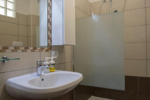 A bathroom at Green Residence