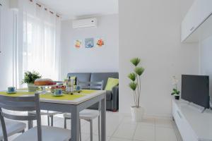 A television and/or entertainment centre at Green Residence
