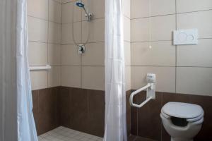 A bathroom at Green Residence
