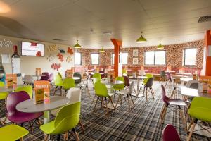 ein Esszimmer mit Tischen und Stühlen in der Unterkunft Camping Pods, Birchington Vale Holiday Park in Birchington