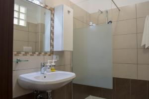 A bathroom at Green Residence