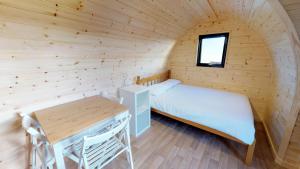 Ein Bett oder Betten in einem Zimmer der Unterkunft Camping Pods, Birchington Vale Holiday Park