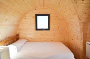 Ein Bett oder Betten in einem Zimmer der Unterkunft Camping Pods, Birchington Vale Holiday Park