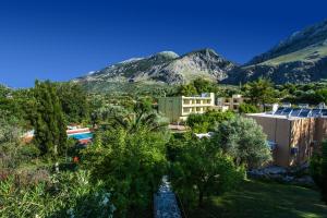 uma vista para um resort com montanhas ao fundo em Idi Hotel em Zarós