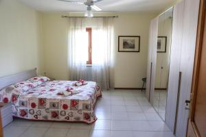 Schlafzimmer mit einem Bett und einem Fenster in der Unterkunft B&B Le Magnolie in Amorosi
