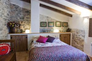 A bed or beds in a room at La Covarxella