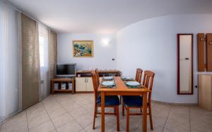 Televízia a/alebo spoločenská miestnosť v ubytovaní Apartment Branka - Monterol