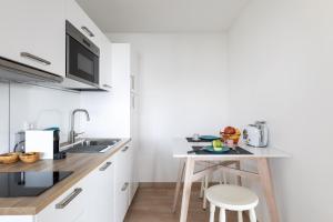 Кухня или мини-кухня в Varenna Hill apt

