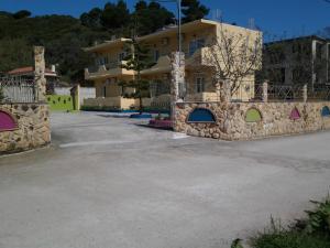 un estacionamiento frente a un edificio en Harmony House, en Agia Paraskevi