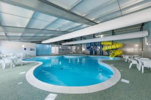 einem großen Pool mit Rutsche in einem Gebäude in der Unterkunft Camping Pods, Birchington Vale Holiday Park in Birchington + 11 Fotos