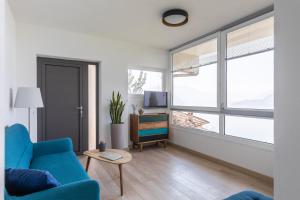 Гостиная зона в Varenna Hill apt