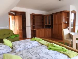 Un dormitorio con una cama con sábanas verdes. en Georgina Apartman, en Harkány