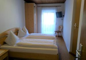 Postel nebo postele na pokoji v ubytování Gasthof zur Sonne