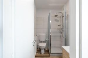 łazienka z toaletą i prysznicem w obiekcie Varenna Hill apt w mieście Perledo +19 zdjęć