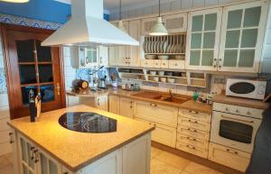 Una cocina o zona de cocina en Villa El Palomar Azul with pool and sea view