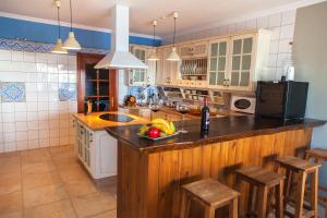 una cocina con una barra con un bol de fruta. en Villa El Palomar Azul with pool and sea view, en Benajarafe