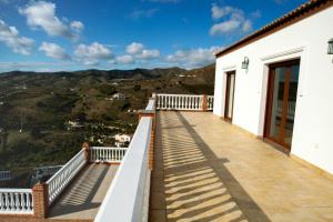 Un balcón o terraza de Villa El Palomar Azul with pool and sea view