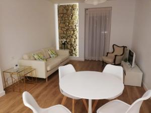 salon z kanapą, stołem i krzesłami w obiekcie ARENA Apartamento - Perla Boutique Apartamentos w mieście San Sebastián