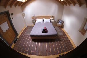 a small bedroom with a bed in a room at Quinta dos Baldo in Freixo de Espada à Cinta