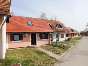 eine Reihe von Häusern mit orangefarbenem Dach in der Unterkunft Apartma Stela in Terme Čatež in Čatež ob Savi