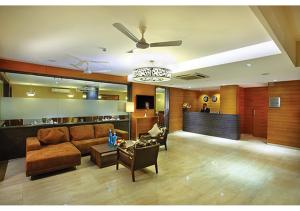 a large living room with a couch and chairs at Jk Park Residency Perambra in Mennānyam