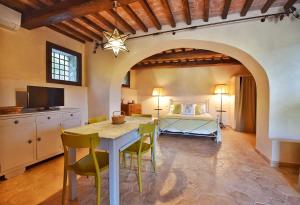 1 dormitorio con 1 cama, mesa y sillas en Il Molino en Porto Ercole