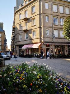 Un edificio con un mazzo di fiori davanti di L'Emeraude a Saint Malo