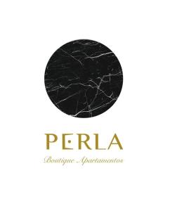 logotipo de mármol negro sobre fondo blanco en ARENA Apartamento - Perla Boutique Apartamentos, en San Sebastián