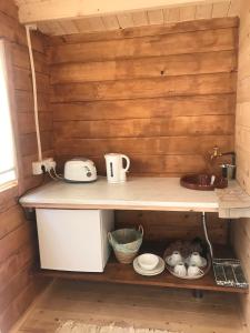 una pequeña cocina con un estante en una cabaña en Casas de Maderas Wooden Cabin, en El Puerto de Santa María