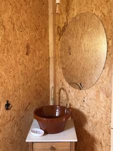 baño con lavabo marrón y espejo en Casas de Maderas Wooden Cabin, en El Puerto de Santa María