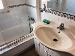 Koupelna v ubytování Apartamentos Raxo Mar + 33 fotografií