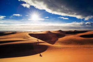 プラヤ・デル・イングレスにあるBIG CHARMING HOUSEの砂漠の砂丘に立つ者