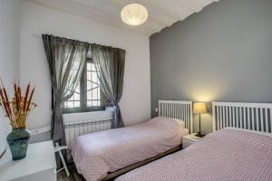1 dormitorio con 2 camas y ventana en Casa La Cuadra, en Brunete
