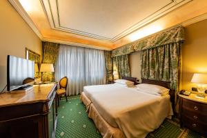 Säng eller sängar i ett rum på River Chateau Hotel