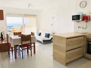 Kuchyňa alebo kuchynka v ubytovaní ROC MAR 3 3D - Apartamento cerca del centro y de la playa - terraza con vistas al mar y al puerto