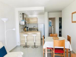 Kuchyňa alebo kuchynka v ubytovaní ROC MAR 3 3D - Apartamento cerca del centro y de la playa - terraza con vistas al mar y al puerto