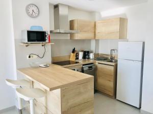 Kuchyňa alebo kuchynka v ubytovaní ROC MAR 3 3D - Apartamento cerca del centro y de la playa - terraza con vistas al mar y al puerto